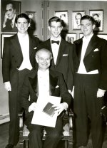 Peter, Crellin y Linus Pauling Jr. Con su padre a las ceremonias de Premio Nóbel, Estocolmo, 1954.