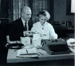 Linus und Ava Helen Pauling arbeiten an der Vereinten Nationen Atombombentest-Petition, 1957.