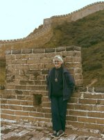 Ava Helen Pauling an der großen Mauer in China, 1973.
