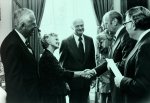 Ava Helen y Linus Pauling con el Presidente Gerald Ford, 1975.