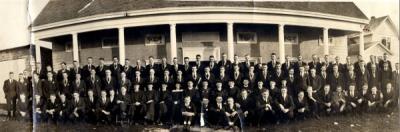 Delta Upsilon fraternity members group photograph, ca. 1917. Linus Pauling stands near the center of the image.