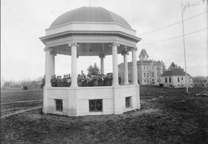 The Oregon Agricultural College cadet band in the "new bandstand," 1912.