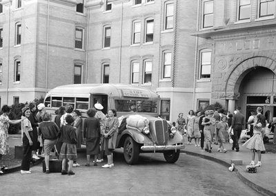 4-H Summer Session students in front of Waldo Hall