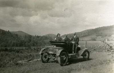 Les Powell&#039;s Car by Sulphur Springs, 1915